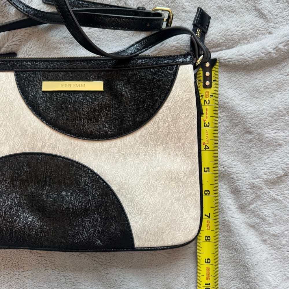 Anne Klein Black and White‎ Adjustable Strap Expandable Crossbody Bag - Picture 8 of 10